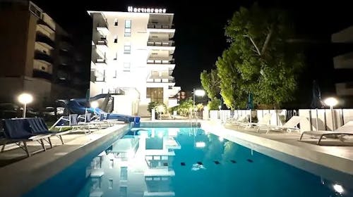 Club Hotel Residence Cesenatico - Odmor u Italiji, Cesenatico, Italija - 237.065 RSD - 7x noćenje u četverokrevetnoj sobi sa balkonom za 2 osobe (2 dece do 14 godina i 1 dete do 2,99 godina besplatno), All inclusive (italijanski i internacionalni doručak, ručak i večera u hotelskom buffet restoranu)
