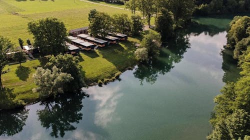 Magnolia House by the river - Last minute odmor na reci Kupi - Mobilna kućica XL, Gradac, Slovenija - 50.234 RSD - 3x noćenje u opremljenim mobilnim kućicama "Magnolia XL" za do 7 osoba (6 odraslih osoba i 1 dete do 15,99 godina), Posteljinu i peškire