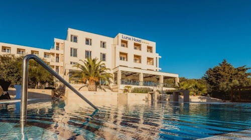 La Luna Island Hotel - All inclusive odmor za velike porodice na Pagu sa uključenom masažom - Posebna akcija, Lun, ostrvo Pag, Hrvatska - 38.623 RSD - 2x noćenje u Standard porodičnoj sobi (pogled park) za 2 osobe (2 dece do 11,99 godina i 1 dete do 4,99 godina besplatno), All inclusive
