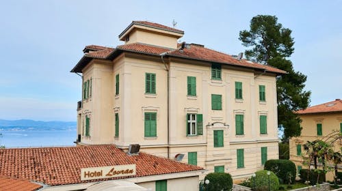 Hotel Lovran - Prolećni vikend odmor u Lovranu , Lovran, Hrvatska - 27.698 RSD - 2x noćenje u dvokrevetnoj Standard sobi sa pogledom na ulicu za 2 osobe (1 dete do 6,99 godina besplatno), Buffet doručak