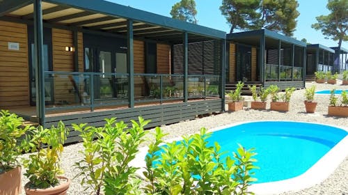 Park Villas by Morenia - Najam Deluxe kamping vile sa privatnim bazenom, Podaca, Makarska rivijera, Dalmacija, Hrvatska - 41.317 RSD - 2x noćenje u kamping vili sa privatnim grejanim bazenom za do 6 osoba (max. 4 odrasle osobe i 2 dece do 11,99 godina), Korištenje hotelskih grejanih spoljašnjih bazena