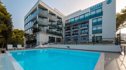 SeeSea Hotel - Porodični pozdrav letu u Vodicama, Vodice, Dalmacija, Hrvatska - 34.518 RSD - 2x noćenje u dvokrevetnoj sobi (pogled park) za 2 osobe (1 dete do 2,99 godina i 1 dete do 12,99 godina besplatno), Polupansion