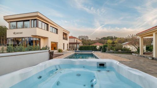 VSG Resort - Prolećni odmor na Krku uz bazen, saunu i jacuzzi, Klimno, Krk, Hrvatska - 17.488 RSD - 2x noćenje u jednosobnom apartmanu (2+2) sa privatnom terasom za 2 osobe, Korištenje novog unutrašnjeg grejanog bazena, saune i spoljašnjog jacuzzija