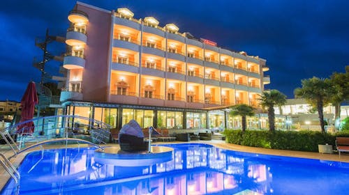 Hotel Miramare Vodice - Porodični odmor u Dalmaciji sa korištenjem bazena, Vodice, Dalmacija, Hrvatska - 30.406 RSD - 2x noćenje u dvokrevetnoj sobi s pogledom na more i balkonom za 2 osobe (1 dete do 11,99 godina i 1 dete do 4,99 godina besplatno), Polupansion