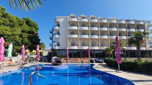 Hotel Miramare Vodice - Porodični odmor u Dalmaciji sa korištenjem bazena, Vodice, Dalmacija, Hrvatska - 26.894 RSD - 2x noćenje u dvokrevetnoj sobi sa balkonom pogled park za 2 osobe (1 dete do 11,99 godina i 1 dete do 4,99 godina besplatno), Polupansion