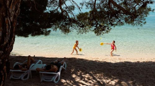 Bluesun Hotel Alga - Porodični pozdrav letu sa punim pansionom, Tučepi, Makarska rivijera, Dalmacija, Hrvatska - 51.652 RSD - 2x noćenje u dvokrevetnoj Superior sobi sa balkonom (morska strana) za 2 osobe (2 dece do 13,99 godina i 1 dete do 2,99 godina besplatno), Pun pansion