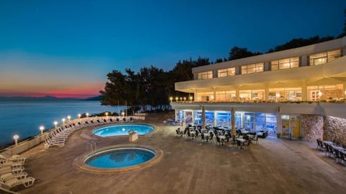 Fontana Resort - Početak leta na Hvaru, Jelsa, ostrvo Hvar, Dalmacija, Hrvatska - 36.978 RSD - 3x noćenje u Maestral dvokrevetnoj Classic sobi sa klimom, balkonom ili terasom (okrenute prema moru) za 2 osobe, Polupansion