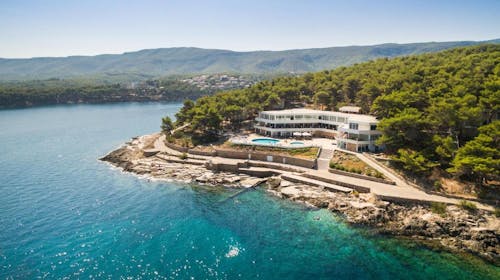 Fontana Resort - Početak leta na Hvaru u komfornim apartmanima, Jelsa, ostrvo Hvar, Dalmacija, Hrvatska - 19.252 RSD - 2x noćenje u Comfort Studio apartmanu za 3 osobe, Korištenje 2 otvorena bazena sa morskom vodom (jedan je dečiji)