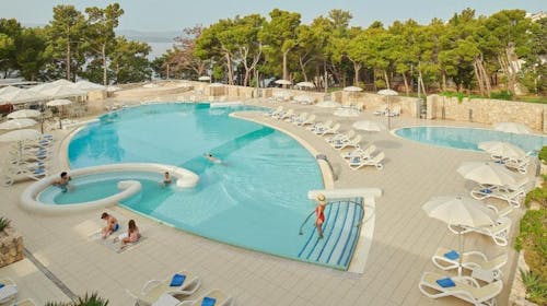 Bluesun Hotel Elaphusa - Pozdrav letu za parove na Bolu, Bol, ostrvo Brač, Dalmacija, Hrvatska - 35.221 RSD - 2x noćenje u Standard dvokrevetnoj sobi sa balkonom (strana park) za 2 osobe, Polupansion (buffet doručak i večera)