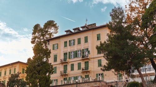 Hotel Lovran - Prolećni odmor u Lovranu tokom sedmice, Lovran, Hrvatska - 13.850 RSD - 1x noćenje u dvokrevetnoj Standard sobi sa pogledom na ulicu za 2 osobe (1 dete do 6,99 godina besplatno), Buffet doručak