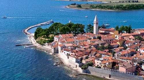 Apartmani Erica Pineta - Porodični prolećni odmor u Novigradu tokom sedmice, Novigrad, Istra, Hrvatska - 18.792 RSD - 2x noćenje u dvosobnom apartmanu Erica Lux sa terasom ili dvorištem (zavisno od raspoloživosti) za do 4 osobe (2 odrasle osobe i 2 dece), Posteljina i peškiri