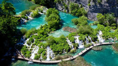 Camping Plitvice - Proleće u prirodi za parove, Smoljanac, Plitvička jezera, Hrvatska - 31.576 RSD - 2x noćenje u Premium mobilnim kućicama za 2 osobe, Doručak od svežih lokalnih namirnica