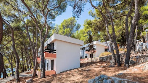 Fontana Resort - Početak leta na Hvaru u komfornim apartmanima, Jelsa, ostrvo Hvar, Dalmacija, Hrvatska - 48.130 RSD - 3x noćenje u Comfort Studio apartmanu za 3 osobe, Korištenje 2 otvorena bazena sa morskom vodom (jedan je dečiji)