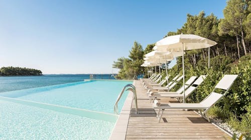 Crvena Luka Resort - Letnji odmor u Dalmaciji , Biograd na Moru, Dalmacija, Hrvatska - 82.093 RSD - 3x noćenje u prostranoj Superior sobi za 2 osobe (1 dete do 11,99 godina i 1 dete do 4,99 godina besplatno), Polupansion