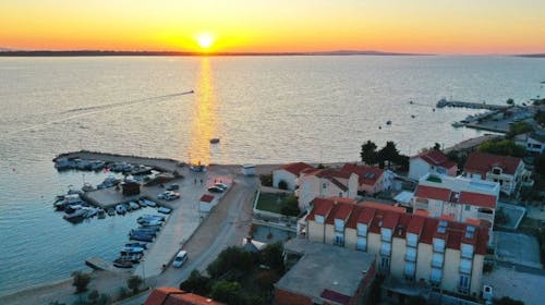 Hotel Beni - Leto u Dalmaciji, Vrsi, Dalmacija, Hrvatska - 115.035 RSD - 7x noćenje u dvokrevetnoj sobi za 2 osobe (2 dece do 6 godina besplatno), Polupansion