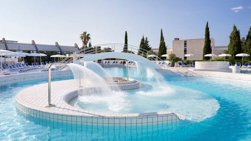 Bluesun Holiday Village Bonaca - Pozdrav letu sa punim pansionom u Bolu, Bol, ostrvo Brač, Dalmacija, Hrvatska - 77.491 RSD - 3x noćenje u Superior dvokrevetnoj sobi sa balkonom (morska strana) za 2 osobe (1 dete do 13,99 godina i 1 dete do 2,99 godina besplatno), Pun pansion