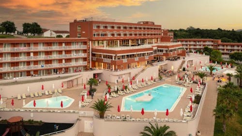 Hotel Albatros Plava Laguna - All inclusive porodično leto u Poreču, Poreč, Istra, Hrvatska - 165.426 RSD - 5x noćenje u dvokrevetnoj Economy sobi sa dodatnim ležajem za 2 osobe (1. dete do 11,99 godina i 2. dete do 4,99 godina besplatno), All inclusive