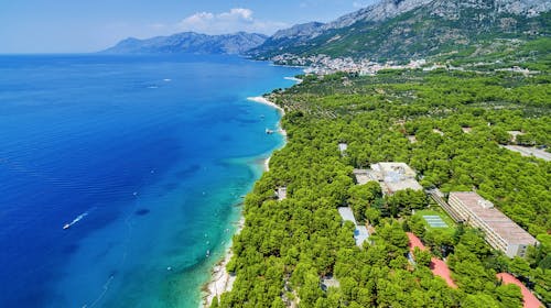 Alemaris Resort - Proleće i jesen u renoviranom hotelu za velike porodice, Baška Voda, Makarska rivijera, Hrvatska - 54.363 RSD - 3x noćenje u Standard porodičnoj sobi sa balkonom na morskoj strani (2 povezane sobe) za 4 osobe (2 dece do 11,99 godina besplatno), Polupansion (buffet doručak i večera)