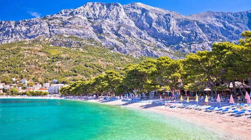 Alemaris Resort - Pozdrav letu u renoviranom hotelu za velike porodice, Baška Voda, Makarska rivijera, Hrvatska - 39.804 RSD - 2x noćenje u Standard porodičnoj sobi sa balkonom na morskoj strani (2 povezane sobe) za 4 osobe (2 dece do 11,99 godina besplatno), Polupansion (buffet doručak i večera)