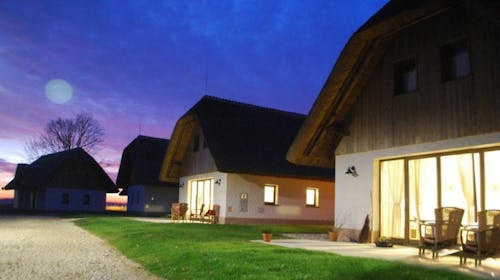 Panonsko selo - Odmor u Prekmurju - Trokrevetna soba sa terasom, Moravske Toplice, Slovenija - 23.555 RSD - 2x noćenje u trokrevetnoj sobi sa terasom za 3 osobe, 2x karte za kupanje u Termama 3000