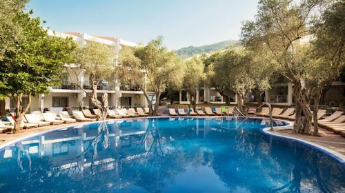Vile Oliva Petrovac - Početak leta za velike porodice, Petrovac na Moru, Crna Gora - 94.502 RSD - 3x noćenje u Apartmanu Duplex u vilama (1 francuski ležaj i 2 single ležaja) za 2 osobe (3 dece do 11,99 godina besplatno), All inclusive