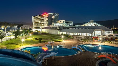 Hotel Hills Spa & Thermal Resort - Porodični termalni paket i dečija zabava u Kinderlandu sa punim pansionom, Sarajevo, Bosna i Hercegovina - 70.759 RSD - 3x noćenje u dvokrevetnoj Deluxe sobi za 2 osobe (1 dete do 6 godina i 1 dete do 12 godina besplatno), Puni pansion