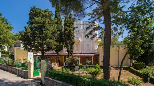 Hotel Vila Ružica - Prvomajski praznici ili produžen aktivan majski vikend u Crikvenici, Crikvenica, Hrvatska - 48.587 RSD - 3x noćenje u dvokrevetnoj sobi (park strana) za 2 osobe, Polupansion