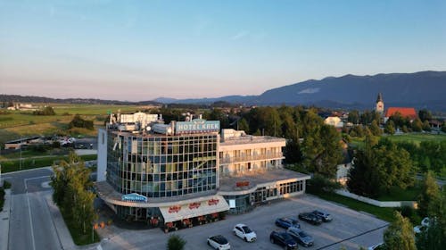 Hotel Krek - Porodični odmor, Lesce, Slovenija - 17.462 RSD - 2x noćenje u dvokrevetnoj sobi sa balkonom za 2 osobe (2 dece do 11,99 godina besplatno), Doručak (buffet, hladno-toplo)