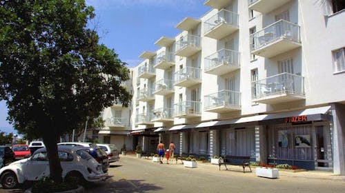 Hoteli Omišalj - Hotel Adriatic - Početak leta na Krku, Omišalj, ostrvo Krk, Hrvatska - 33.462 RSD - 3x noćenje u dvokrevetnoj sobi za 2 osobe (1. dete do 7,99 godina besplatno), Polupansion (buffet doručak i buffet večera sa uključenim bezalkoholnim pićem)