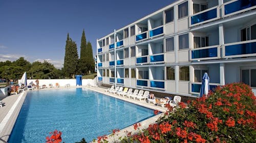 Hotel Plavi Plava Laguna - Porodično leto u Poreču, Poreč, Istra, Hrvatska - 103.907 RSD - 5x noćenje u Classic dvokrevetnoj sobi sa balkonom i dodatnim ležajem za 2 osobe (1. dete do 11,99 godina i 2. dete do 4,99 godina besplatno), Polupansion