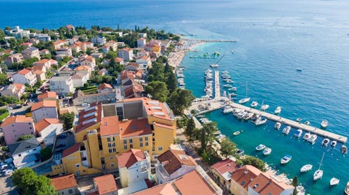 Hotel Selce - Letnji odmor tik uz obalu, Selce, Hrvatska - 141.130 RSD - 7x noćenje u dvokrevetnoj sobi u potkrovlju za 2 osobe (1 dete do 6,99 godina besplatno), Polupansion