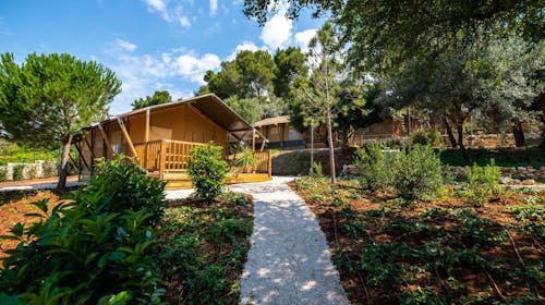 Arena One99 Glamping - Proleće i početak leta u Medulinu za velike porodice, Pula, Istra, Hrvatska - 36.375 RSD - 2x noćenje u dvosobnom glamping šatoru Tent za 2 osobe (4 dece do 11,99 godina besplatno), Boravišna taksa