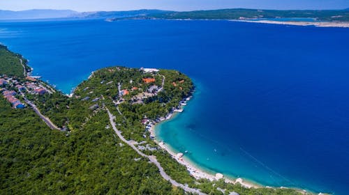 Holiday resort Kačjak - Leto za parove - Posebna akcija, Kačjak, Hrvatska - 74.603 RSD - 7x noćenje u Standard dvokrevetnoj sobi sa balkonom na morskoj strani za 2 osobe, Polupansion