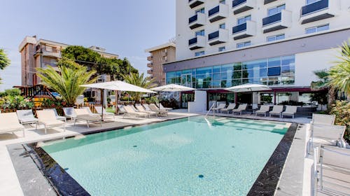 Hotel Due Mari, Miramare, Rimini, Italija - 98.488 RSD - 7x noćenje u dvokrevetnoj Superior sobi sa balkonom za 2 osobe (1 dete do 12,99 godina besplatno), Polupansion