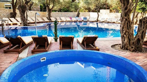 Vile Oliva Petrovac - Početak leta u dvoje, Petrovac na Moru, Crna Gora - 56.232 RSD - 3x noćenje u Standard dvokrevetnoj sobi u vilama (1 francuski ležaj) za 2 osobe, All inclusive