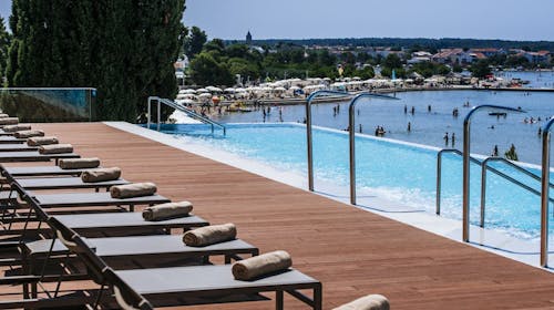 Zaton Holiday Resort - Zabavni odmor u mobilnim kućicama Deluxe sa polupansionom, Zaton, Dalmacija, Hrvatska - 22.658 RSD - 1x noćenje u trosobnoj mobilnoj kućici Deluxe za do 5 osoba (2 odrasle osobe i 2 dece do 17,99 godina), Polupansion (buffet doručak i večera; točeno piće uz večeru)