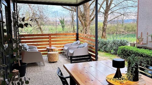 Magnolia House by the river - Last minute odmor na reci Kupi - Mobilna kućica Magnolia, Gradac, Slovenija - 30.044 RSD - 2x noćenje u opremljenim mobilnim kućicama "Magnolia" za do 6 osoba (4 odrasle osobe i 2 dece do 15,99 godina ili 5 odraslih osoba), Posteljinu i peškire