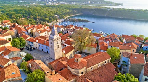 Hoteli Omišalj - Depandansa Primorka - Leto na Krku, Omišalj, ostrvo Krk, Hrvatska - 92.049 RSD - 7x noćenje u dvokrevetnoj sobi za 2 osobe (1. dete do 7,99 godina besplatno), Polupansion (buffet doručak i buffet večera sa uključenim bezalkoholnim pićem)