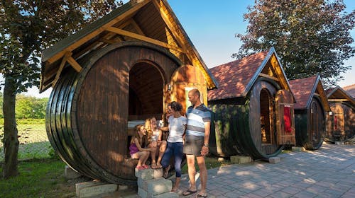 Glamping Vinsko selo - Glamping u vinskim bačvama i kupanje u Termalnom parku tokom vikenda, Ptuj, Slovenija - 23.252 RSD - 2x noćenje u vinskim bačvama za 2 osobe, Polupansion (buffet doručak i večera u restoranu Zila)