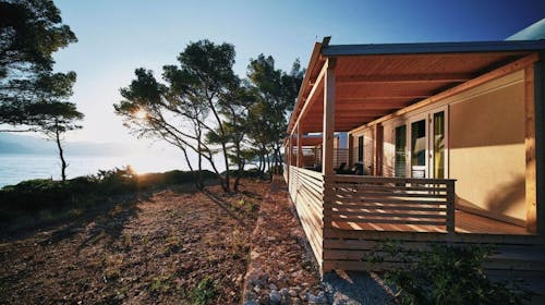 Mobilne kućice Bunja Boutique Camping - Proleće i 1. maj na Braču, Supetar, ostrvo Brač, Dalmacija, Hrvatska - 33.459 RSD - 5x noćenje u Premium mobilnim kućicama (4+2) za do 6 osoba (4 odrasle osobe i 2 dece do 11,99 godina), Korištenje posteljine i peškira