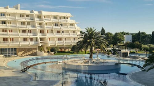 Hotel Olympia - Ekskluzivna porodična ponuda za maj i jun, Vodice, Dalmacija, Hrvatska - 40.410 RSD - 2x noćenje u dvokrevetnoj Classic sobi (pogled park, balkon) za 2 osobe (1 dete do 12,99 godina besplatno), Polupansion