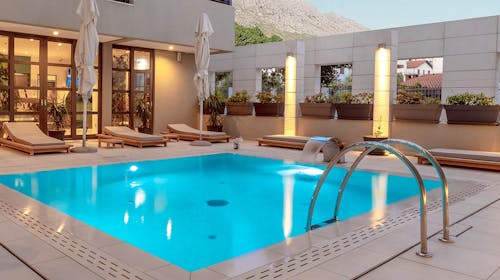 Hotel Nestos - Last minute bogati paket opuštanja na omiškoj rivijeri, Omiš, Dalmacija, Hrvatska - 26.889 RSD - 2x noćenje u Superior dvokrevetnoj sobi sa dodatnim ležajem i balkonom za 2 osobe (dete do 4,99 godina i dete do 6,99 godina besplatno), Polupansion