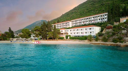 Hotel Faraon - All inclusive porodično proleće u Dalmaciji, Trpanj, Dalmacija, Hrvatska - 67.519 RSD - 5x noćenje u porodičnoj Comfort sobi bez balkona (pogled park) za 2 osobe (2 dece do 11,99 godina besplatno), All inclusive sa uključenim pićem uz obroke