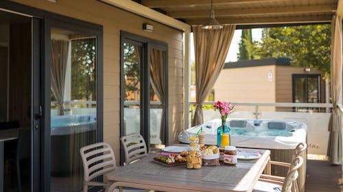 Santa Marina Camping - First minute letnji porodični odmor u mobilnim kućicama sa privatnim jacuzzijem, Poreč, Istra, Hrvatska - 116.295 RSD - 5x noćenje u Premium Relax mobilnoj kućici za 4 odrasle osobe (2 dece do 11,99 godina besplatno), Posteljina i peškiri