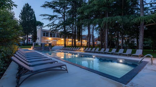 Hotel Emaus - Mediteranski beg u srcu Istre, Novigrad, Istra, Hrvatska - 30.395 RSD - 2x noćenje u Deluxe sobi sa balkonom za 2 osobe (1 dete do 12,99 godina i 1 dete do 2,99 godina besplatno), Polupansion (buffet doručak i služena večera)