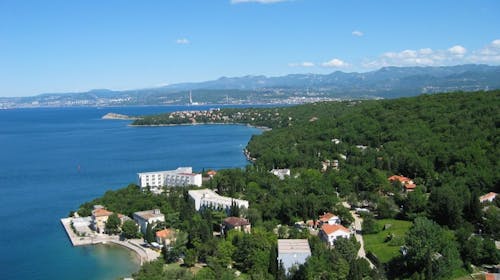 Hoteli Omišalj - Depandansa Marina - Leto na Krku, Omišalj, ostrvo Krk, Hrvatska - 77.315 RSD - 7x noćenje u dvokrevetnoj sobi za 2 osobe (1. dete do 7,99 godina besplatno), Polupansion (buffet doručak i buffet večera sa uključenim bezalkoholnim pićem)