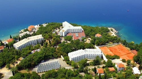 Hoteli Omišalj - Depandansa Marina - Leto na Krku, Omišalj, ostrvo Krk, Hrvatska - 37.955 RSD - 3x noćenje u dvokrevetnoj sobi za 2 osobe (1. dete do 7,99 godina besplatno), Polupansion (buffet doručak i buffet večera sa uključenim bezalkoholnim pićem)