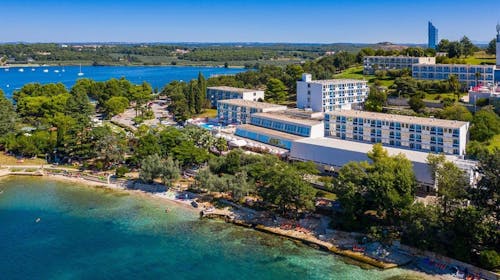 Hotel Plavi Plava Laguna - Porodično leto u Poreču, Poreč, Istra, Hrvatska - 93.810 RSD - 5x noćenje u Classic dvokrevetnoj sobi sa balkonom i dodatnim ležajem za 2 osobe (1. dete do 11,99 godina i 2. dete do 4,99 godina besplatno), Polupansion