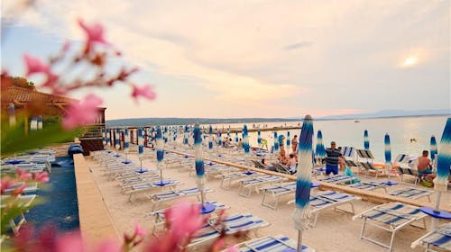 Hotel Selce - Leto tik uz obalu, Selce, Hrvatska - 28.039 RSD - 2x noćenje u dvokrevetnoj sobi u potkrovlju za 2 osobe (1 dete do 6,99 godina besplatno), Polupansion