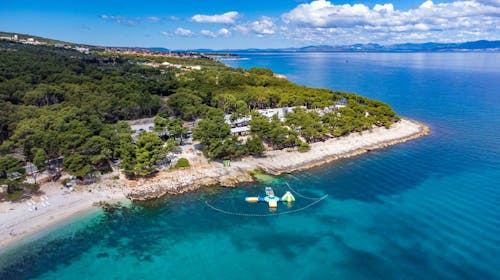 Mobilne kućice Bunja Boutique Camping - Letnji odmor na ostrvu Brač, Supetar, ostrvo Brač, Dalmacija, Hrvatska - 176.097 RSD - 7x noćenje u Premium mobilnim kućicama (4+2) za do 6 osoba (4 odrasle osobe i 2 dece do 11,99 godina), Korištenje posteljine i peškira